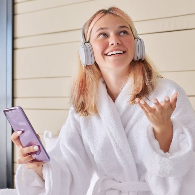 Astro ado - Consultation astrologique pour adolescent. Photo adolescente qui écoute de la musique